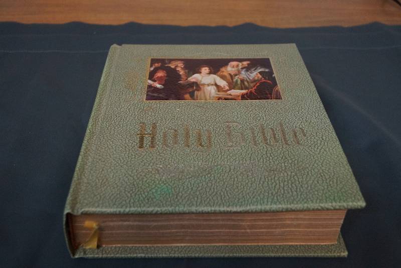 lot 1118 image: Large Holy Bible