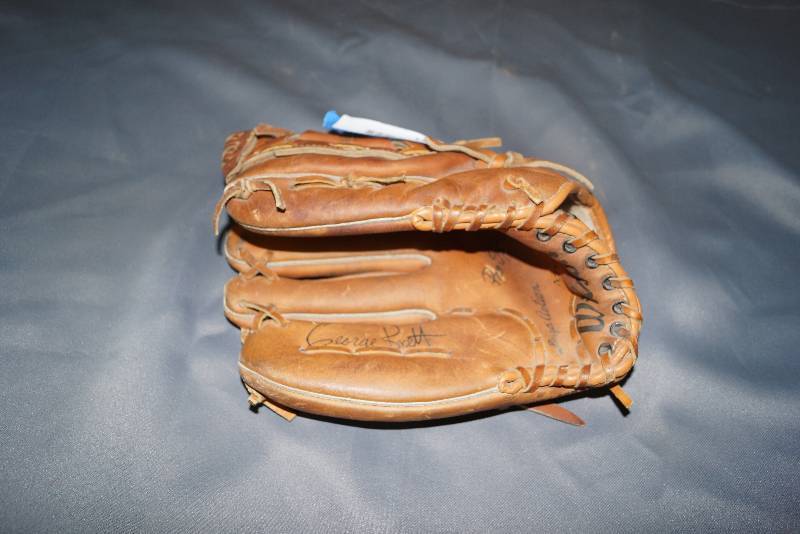 lot 1148 image: Old Baseball Mitt- George Brett Signature Model