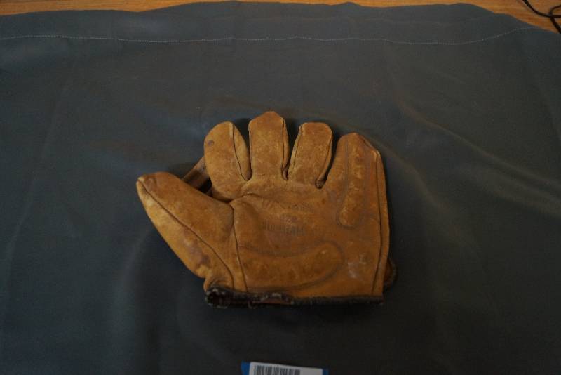 lot 1149 image: Antique Baseball Mitt- Mancave or Gameroom Decor