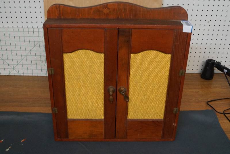 lot 1140 image: Hangable Vintage Cabinet