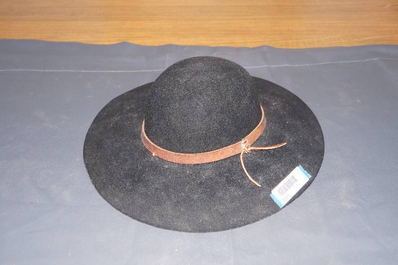 lot 1153 image: Black Felt Flat Brim Hat