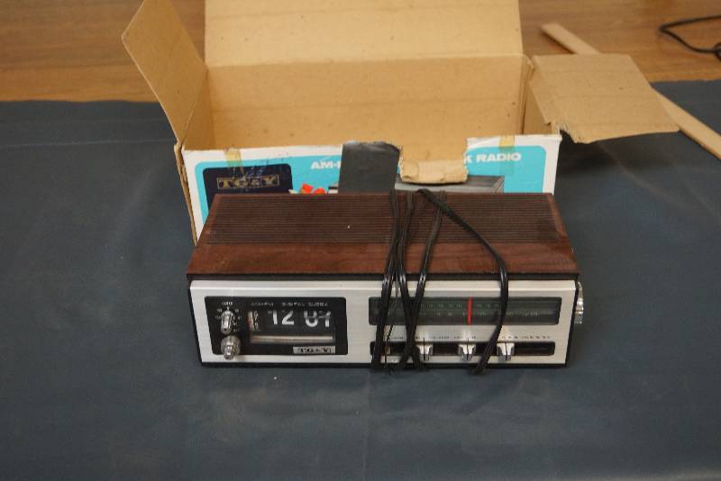 lot 1134 image: Old School  70s or 80s AMFM Clock Radio With Flip Numbers