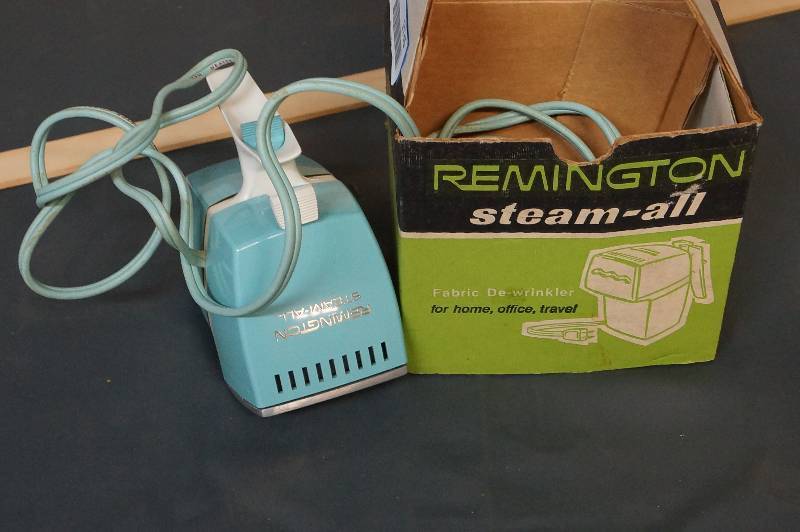 lot 1135 image: Remington Steamall-  DE-Wrinkler