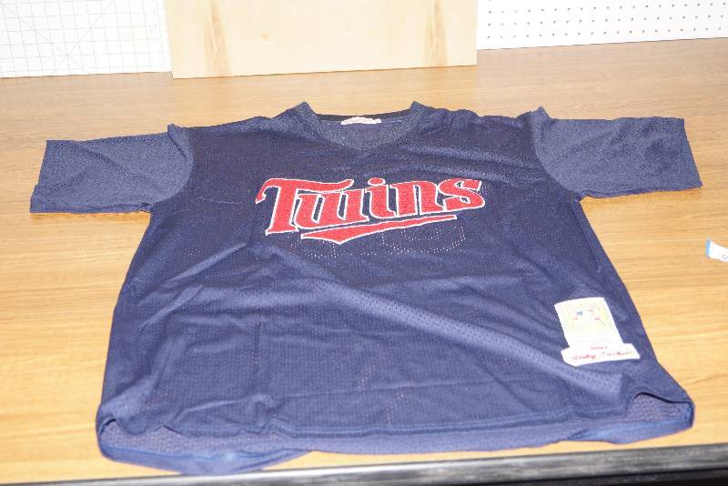 lot 1174 image: 1991 Minnesota Twins Kirby Puckett Throwback Baseball Jersey- Sewn and Stiched