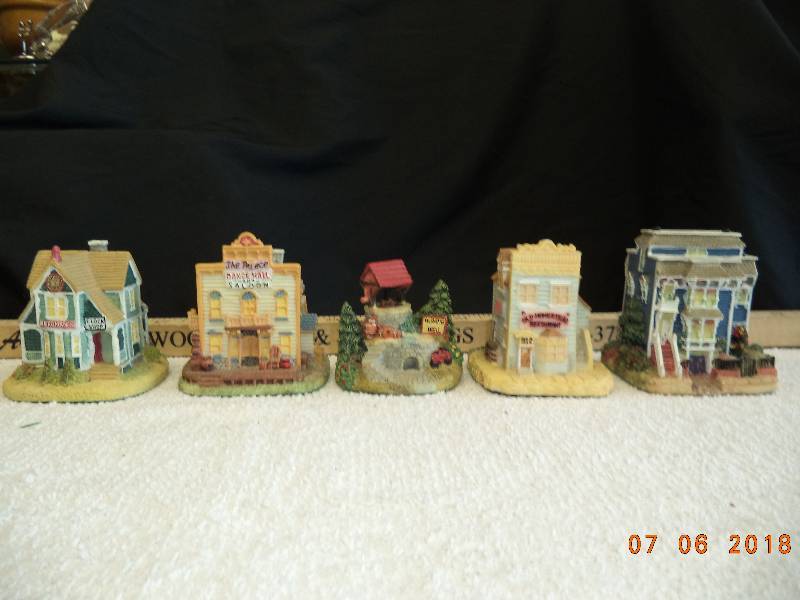 lot 1775 image: 1994 The American Collection  TownBuilding Figures