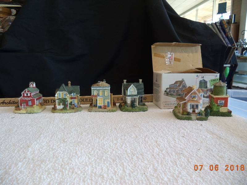 lot 1776 image: 1994 The American Collection  TownBuilding Figures