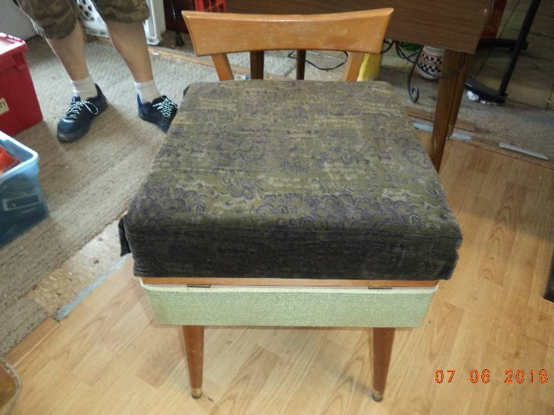 lot 1791 image: Sewing Seat and Lots of Accessories- Singer  Vintage