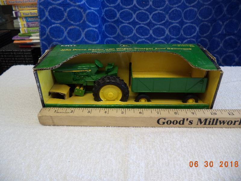 lot 1507 image: ERTL- John Deere Tractor With Wagon 132 Scale