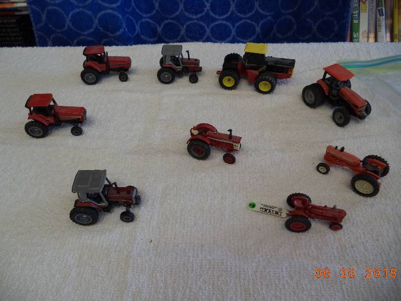lot 1513 image: 8 Piece Lot- Red Tractors   ERTL