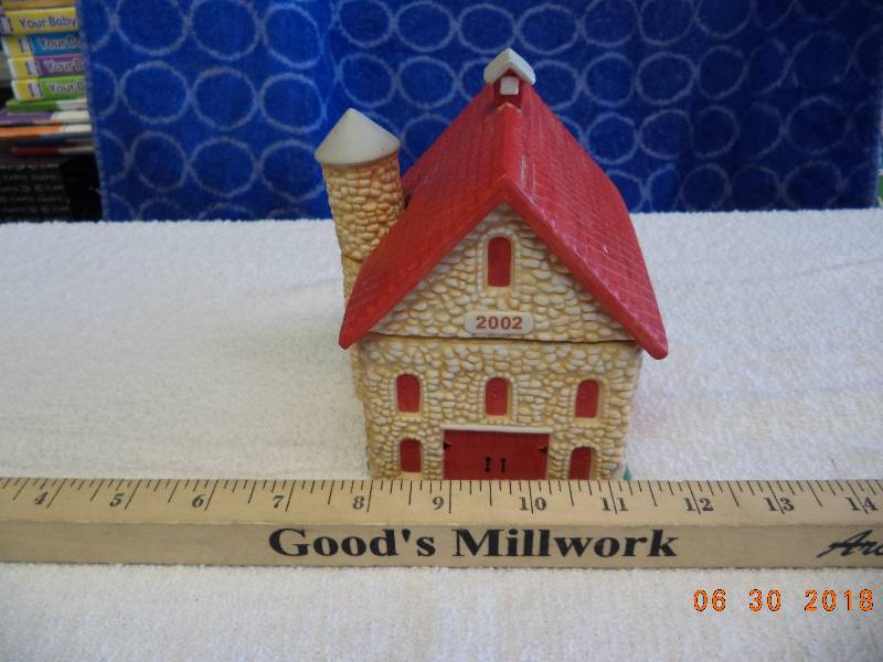 lot 1517 image: Figis 2002 Ceramic Barn-  Very Neat Piece