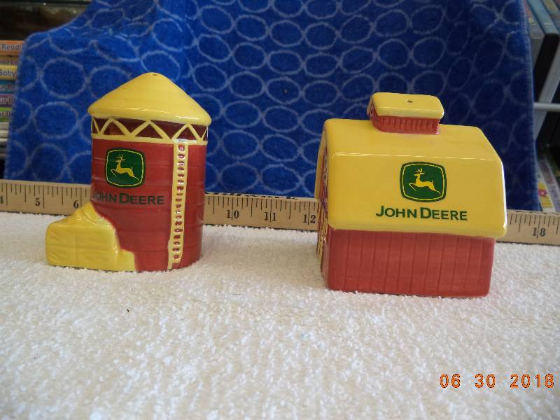 lot 1525 image: Ceramic John Deere Salt and Pepper Set- Barn and Silo Theme