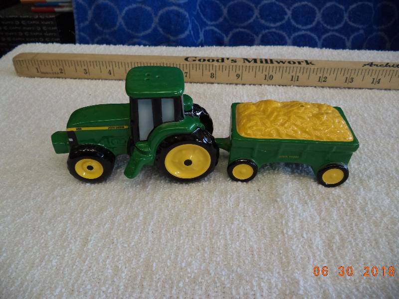 lot 1526 image: Ceramic John Deere Salt and Pepper Set- Tractor and Wagon  1998