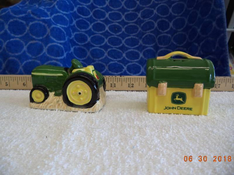 lot 1527 image: Ceramic John Deere Salt and Pepper Set- Tractor and Lunchbox