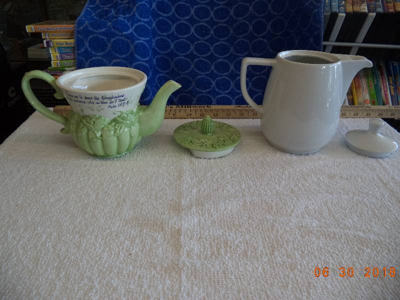 lot 1533 image: Lot of 2 Teapots- Ceramic