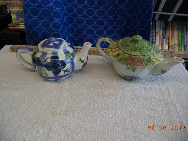 lot 1534 image: Teapots-2 With Lids- Pretty