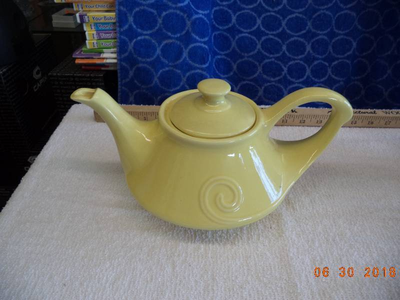 lot 1535 image: Yellow Teapot and Lid