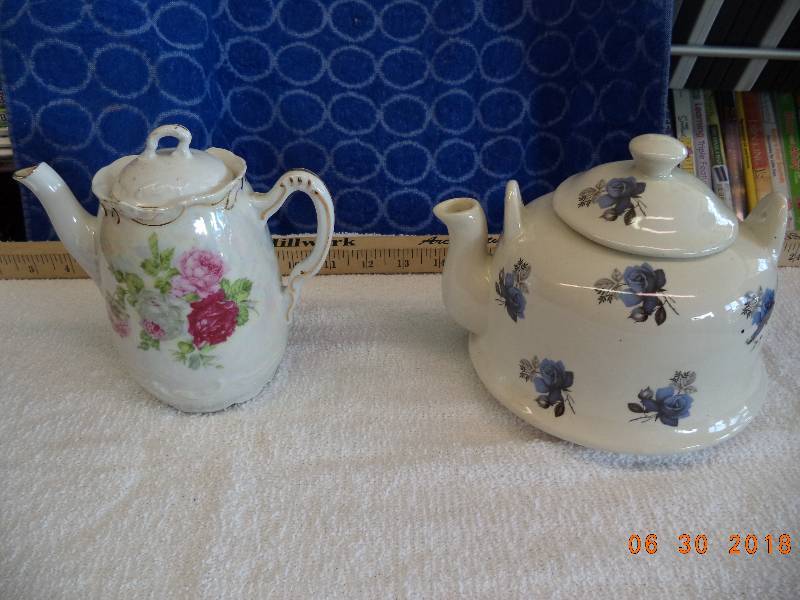 lot 1536 image: Lot of 2- Porcelain Teapots