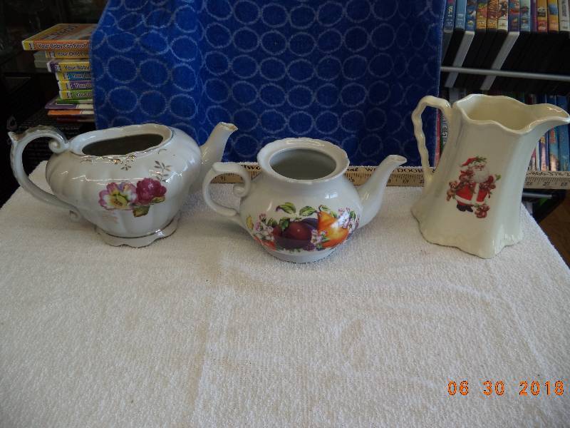 lot 1540 image: Teapot and Pitcher Lot of 3