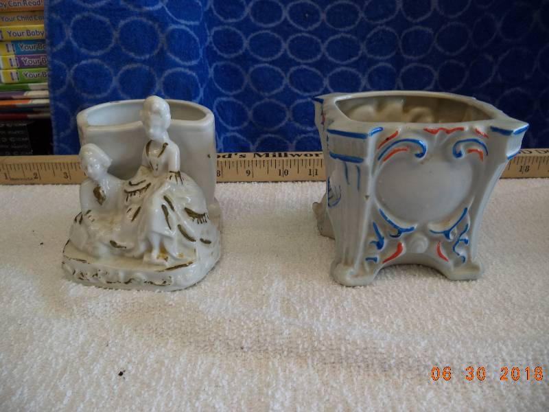 lot 1546 image: Ceramic Planters-2