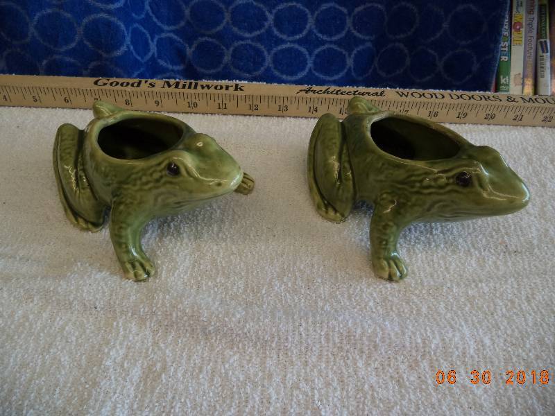 lot 1547 image: Frog Planters-2 Ceramic