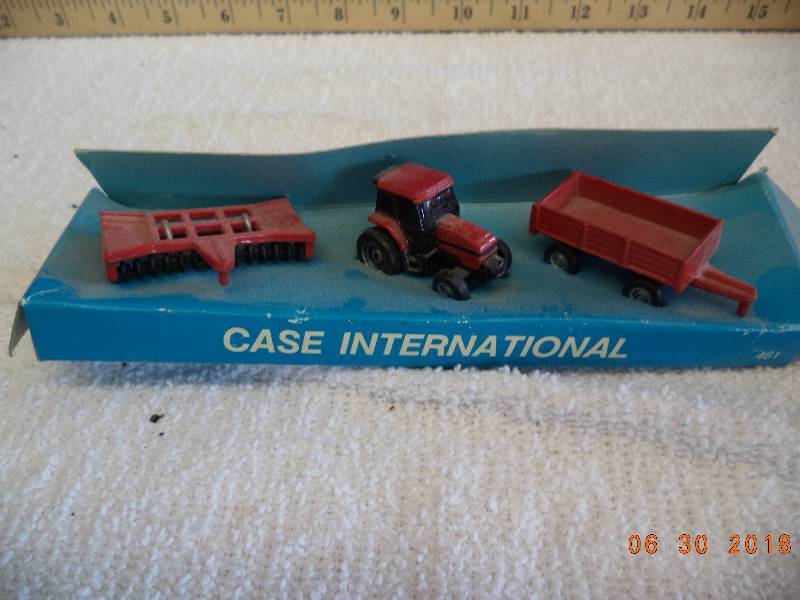 lot 1549 image: Case International Tractor Set