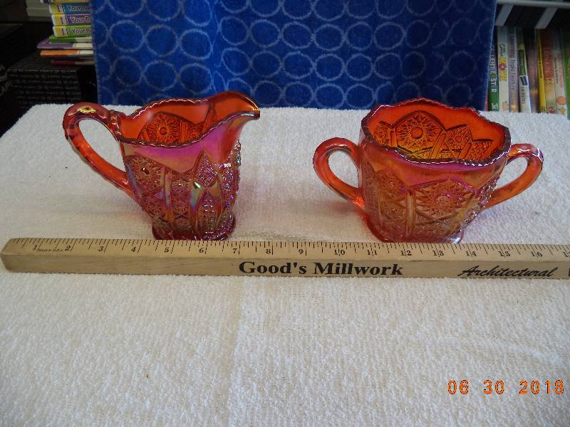 lot 1550 image: Carnival Glass Sugar and Creamer Set