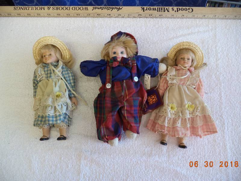 lot 1563 image: Lot of 3 Pretty Porcelain Dolls