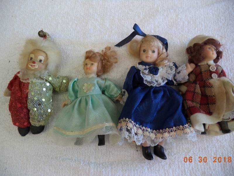 lot 1564 image: Lot of 4 Porcelain Dolls