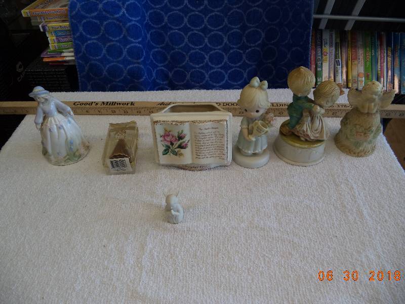 lot 1565 image: Figurine Lot