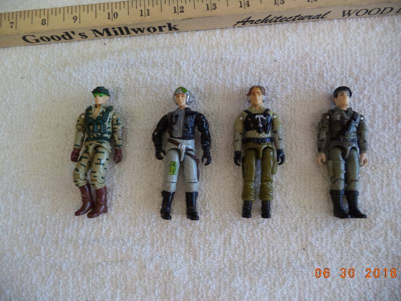 lot 1584 image: Lot of 4 Small Army Soldiers
