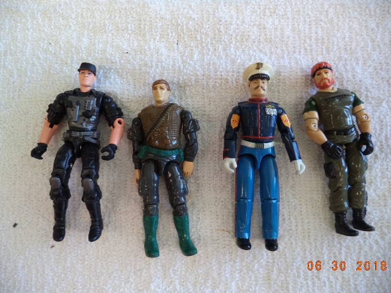 lot 1585 image: Lot of 4 Small Army Type Dudes