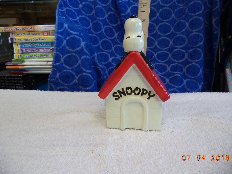 lot 1605 image: Snoopy Laying On Doghouse Bank