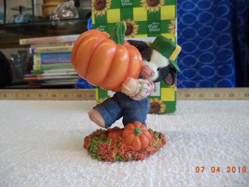 lot 1620 image: Fall Themed John Deere Mary Moo Moos