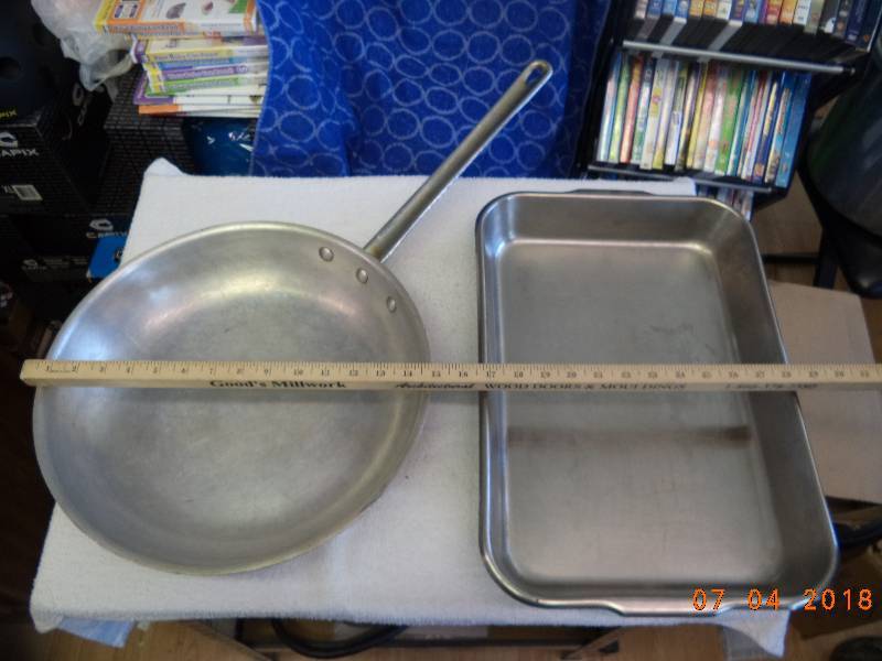 lot 1642 image: Aluminum Skillet- Long Handle and Large Pan