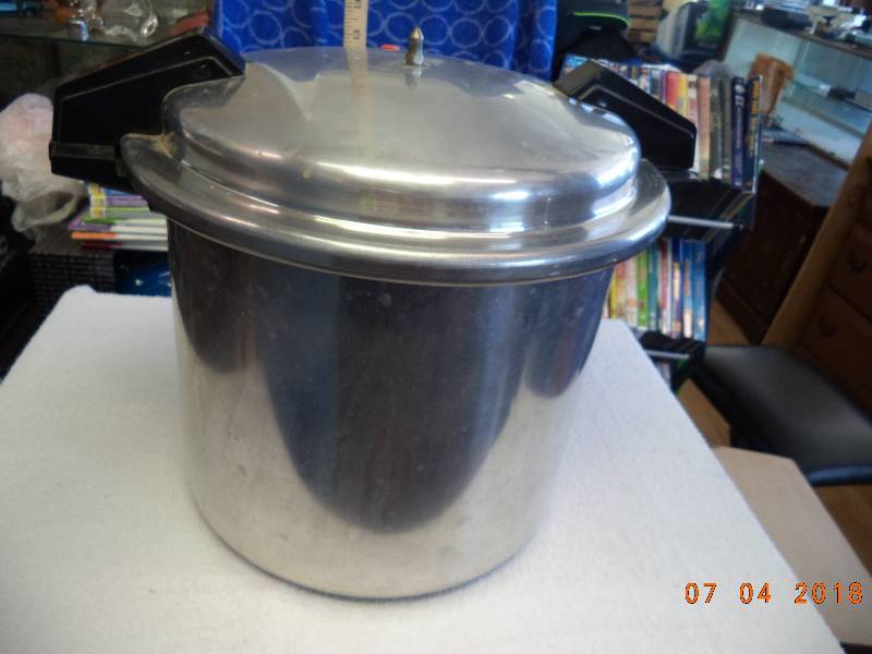 lot 1643 image: Mirro Pressure Cooker With Jiggler