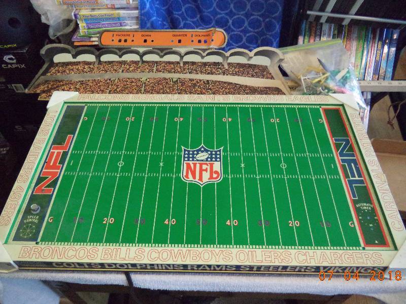 lot 1661 image: Old School Electric Football Game