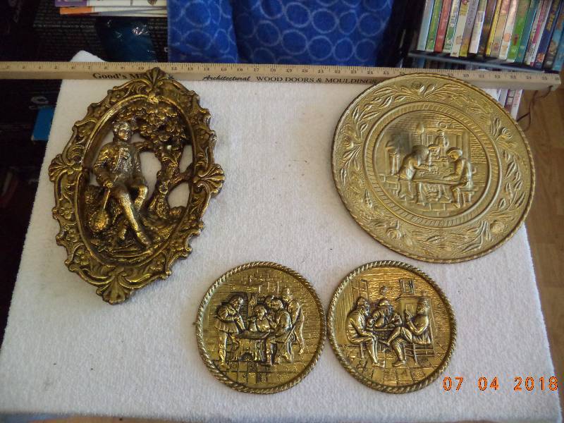 lot 1678 image: Brass Trivets