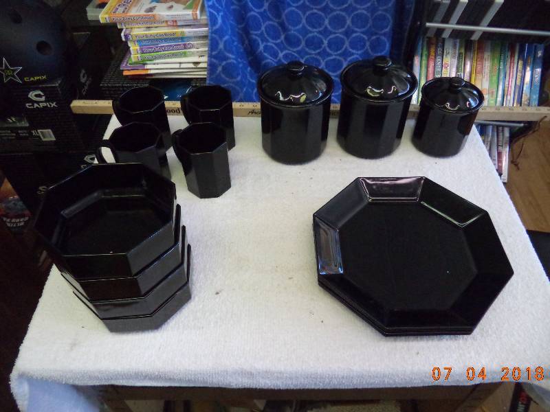 lot 1679 image: Dark Glass Lot- Cool