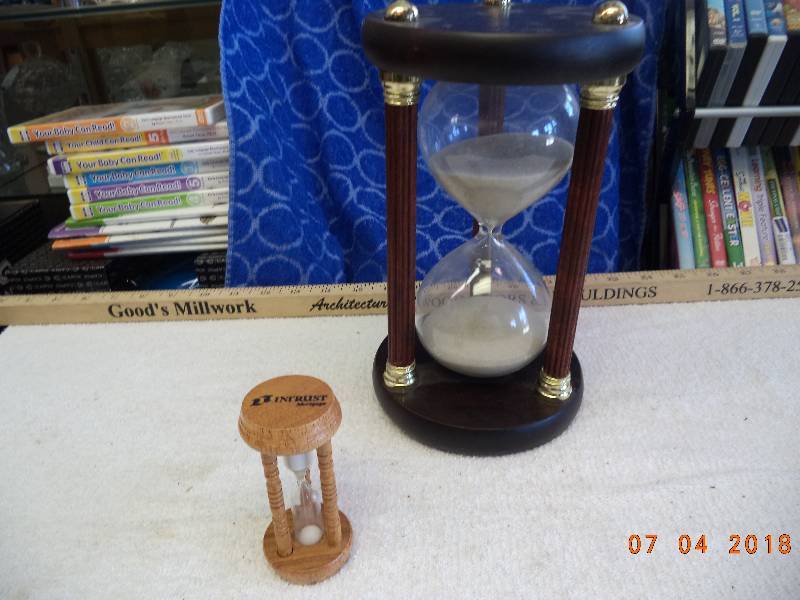 lot 1682 image: Hourglass Lot of 2