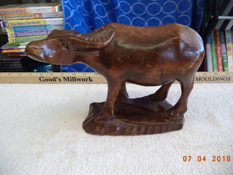 lot 1689 image: Quirky Longhorn Cow Statuette