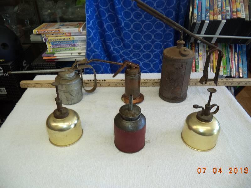 lot 1698 image: Grease Cans and Oilers