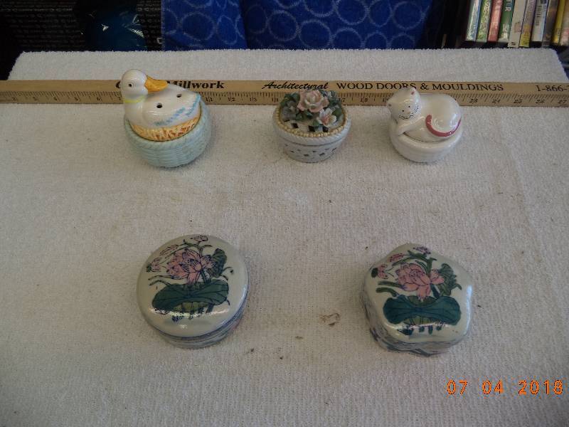 lot 1700 image: Cute Ceramic Lot
