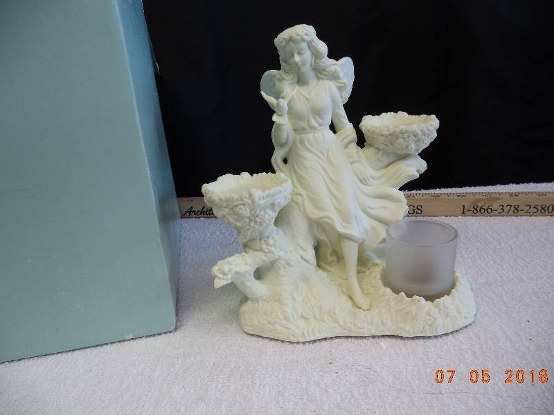lot 1709 image: Ariannas Garden  Party Lite