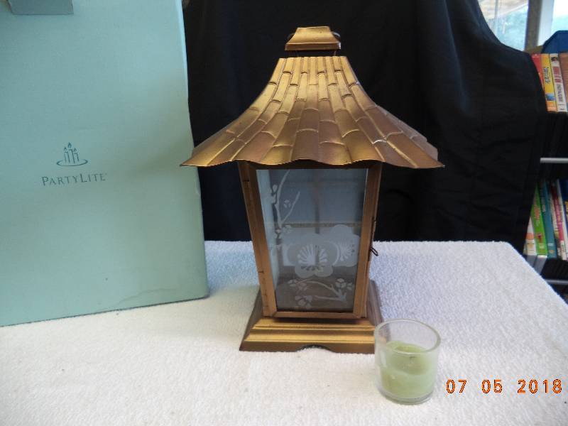 lot 1710 image: Asian Persuassion Outdoor Lantern Party Lite