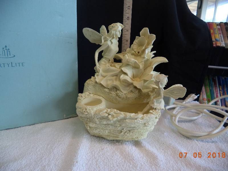lot 1711 image: Ariana Fountain  Party Lite