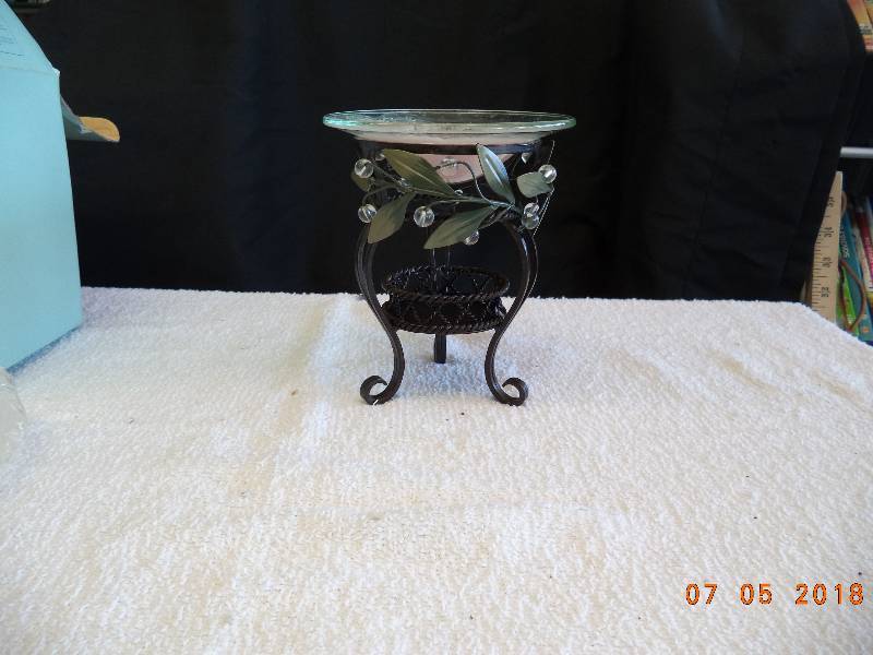 lot 1715 image: Garden Lites Aroma Melt Holder