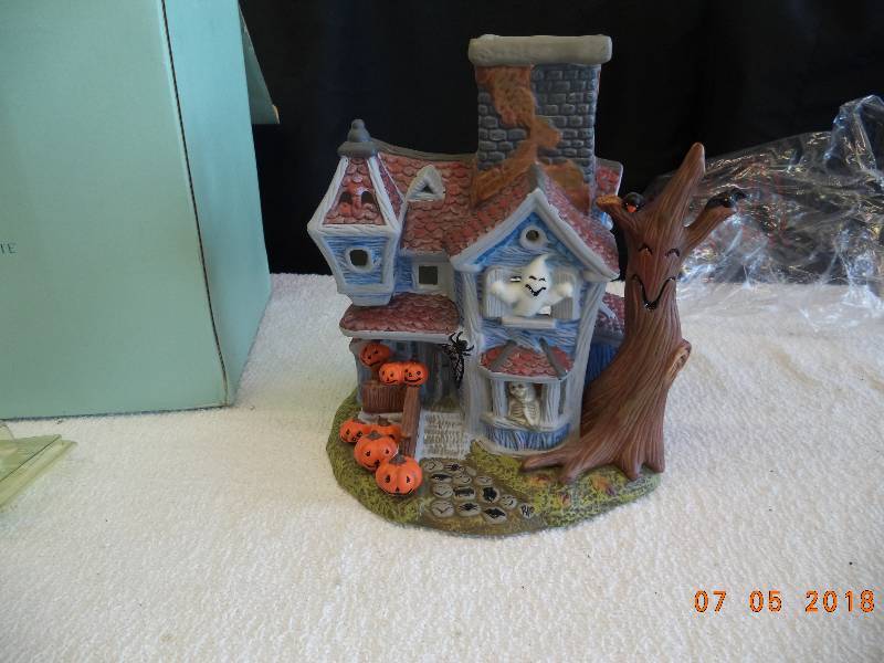 lot 1716 image: Ghostly Tealight House
