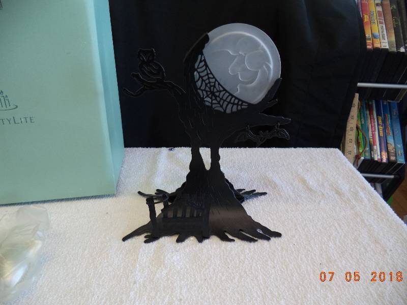 lot 1717 image: Ghostly Tree