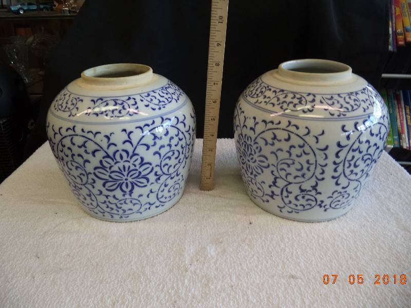 lot 1746 image: Pair of Urns  Ceramic