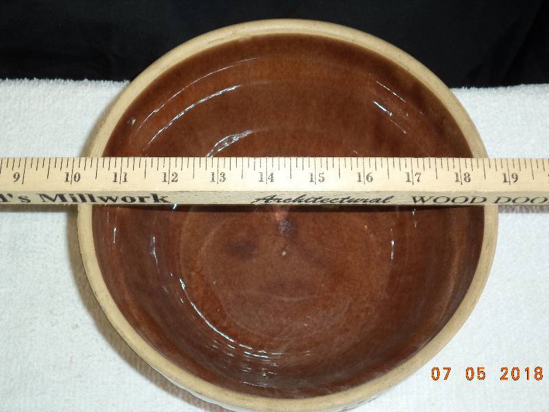lot 1751 image: 9 Inch USA Made Ceramic Bowl